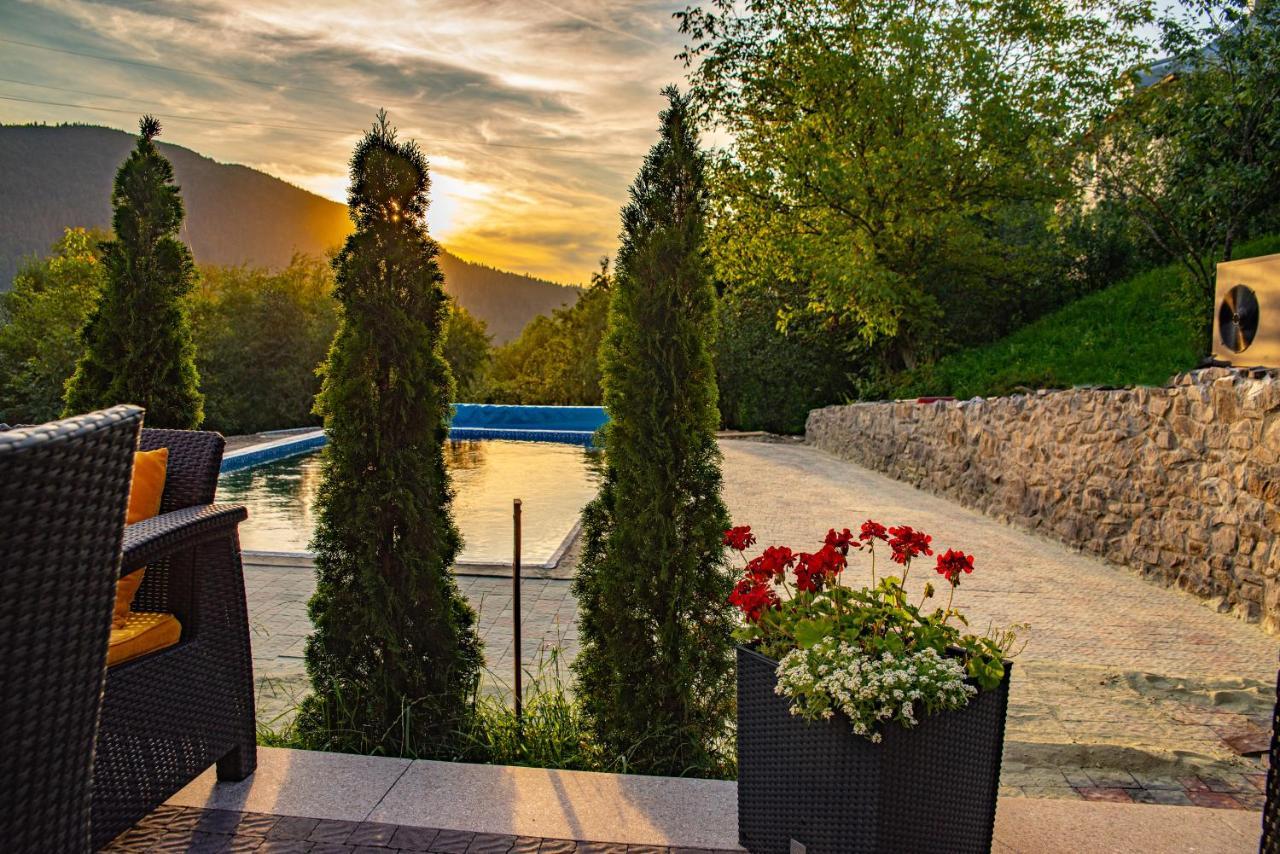 Hotel Купецький Двір Mizhhirya  Esterno foto