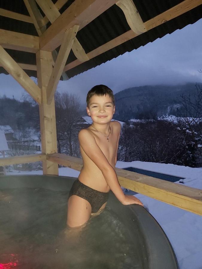 Hotel Купецький Двір Mizhhirya  Esterno foto