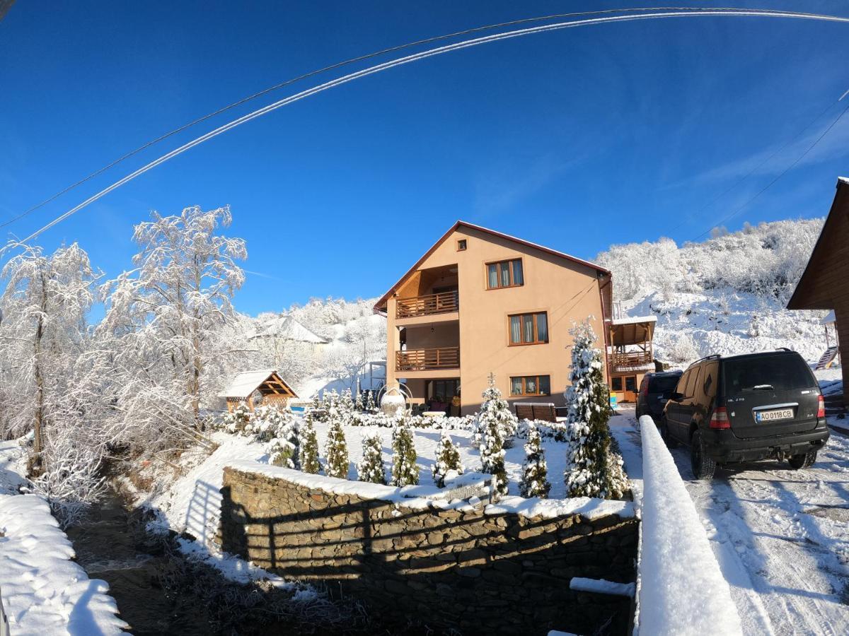Hotel Купецький Двір Mizhhirya  Esterno foto